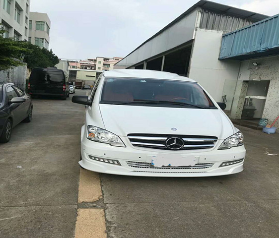 奔馳威霆商務(wù)車白色內(nèi)飾改裝